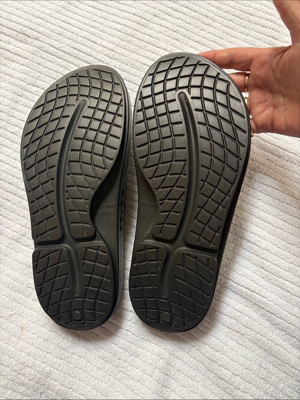 OOFOS Black & Metallic Gray Supportive Recovery Flip Flops - Picture 3 of 7